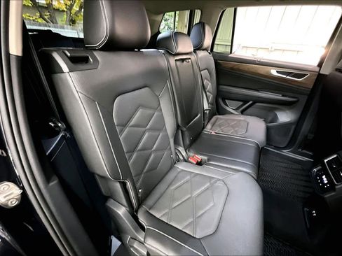 Used 2025 Volkswagen Atlas SE w/ Black Wheel Package image 28