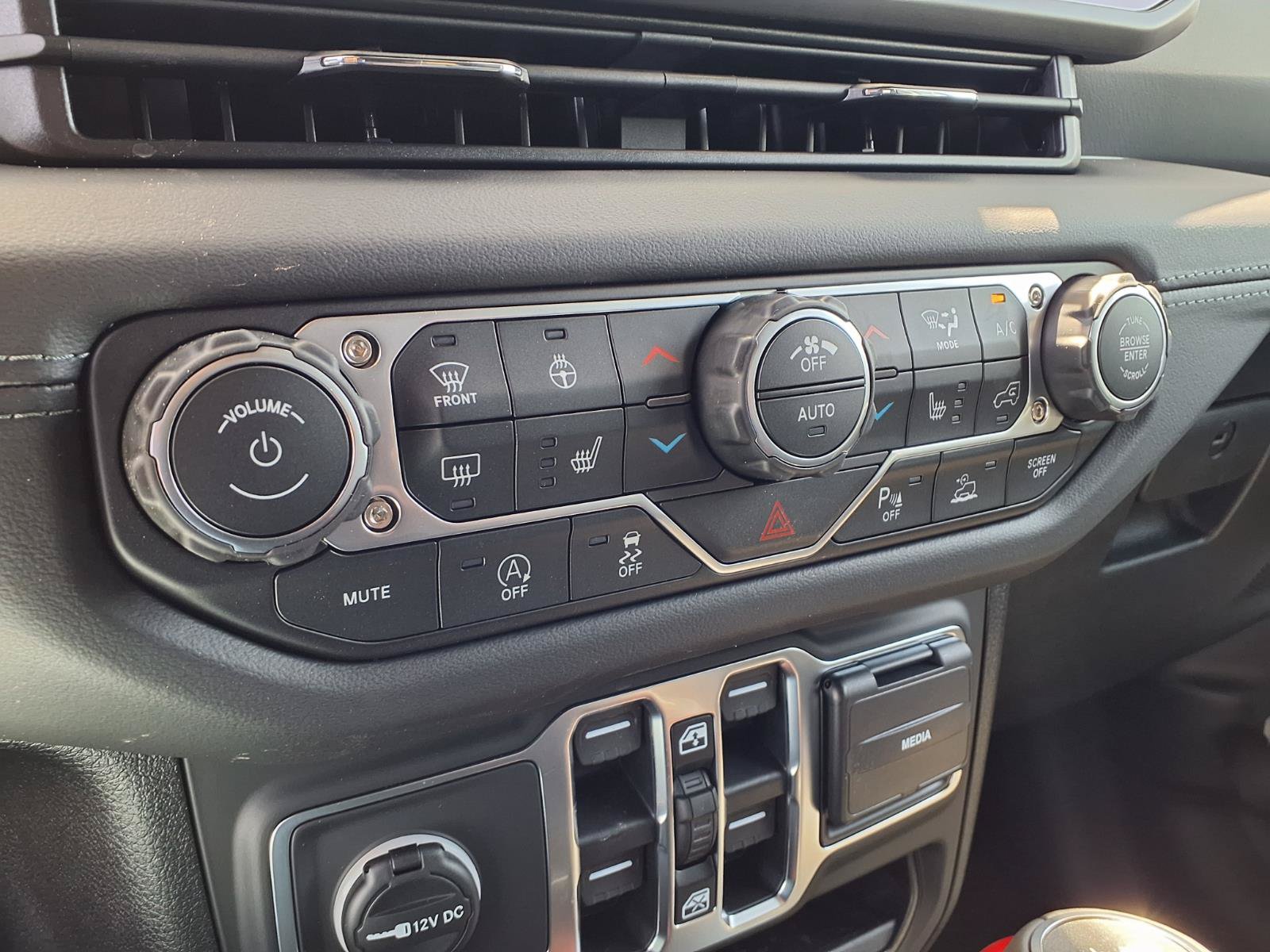 New 2026 Jeep Wrangler Unlimited Sahara AWD/4WD image 15