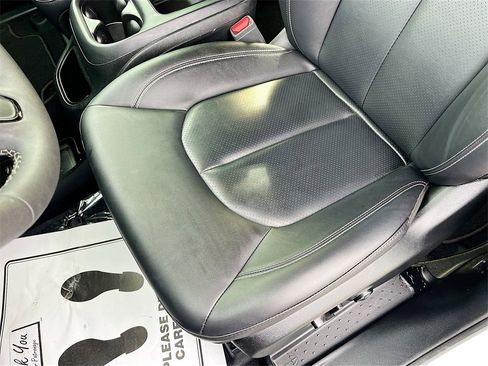 Used 2024 Chrysler Pacifica Touring-L w/ Uconnect Theater Family Group image 19