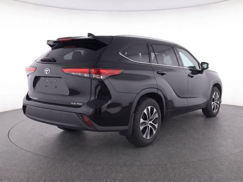 Used 2021 Toyota Highlander XLE AWD/4WD image 6