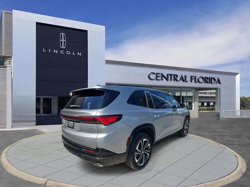 Used 2025 Buick Enclave Sport Touring w/ Power Package FWD image 3