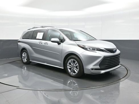 Certified 2024 Toyota Sienna XLE w/ XLE Plus Package image 1