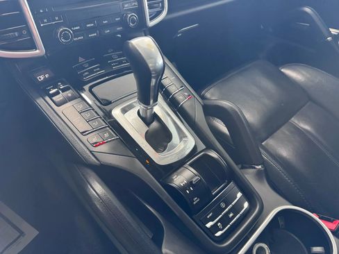 Used 2018 Porsche Cayenne Platinum Edition image 35