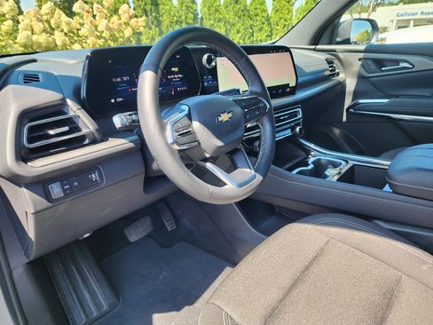 Used 2025 Chevrolet Traverse LT image 23