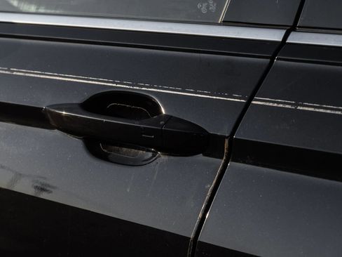 Used 2018 Volkswagen Tiguan SEL Premium image 33