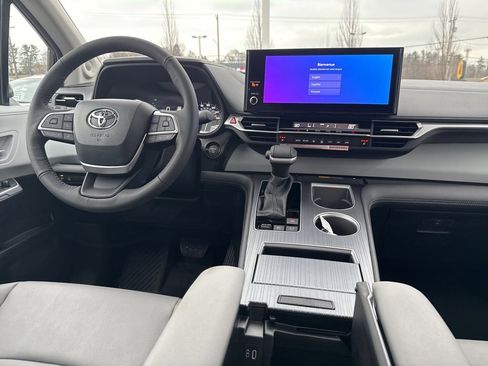 New 2026 Toyota Sienna XLE image 17