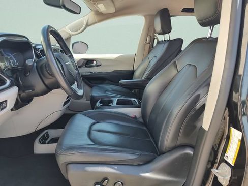 Used 2020 Chrysler Pacifica Touring-L Plus FWD image 28