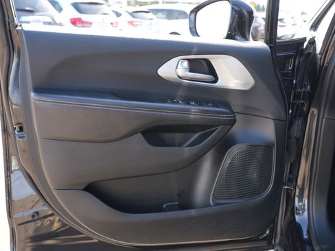 Used 2018 Chrysler Pacifica Touring Plus w/ S Appearance Package image 15