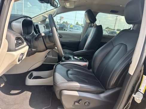 Used 2024 Chrysler Pacifica Touring-L FWD image 4