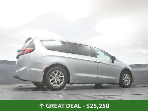 Used 2024 Chrysler Pacifica Touring-L FWD image 49