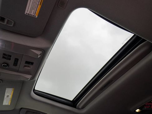 Used 2017 Cadillac Escalade Luxury image 30