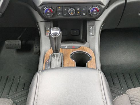 Used 2018 GMC Acadia SLE image 28