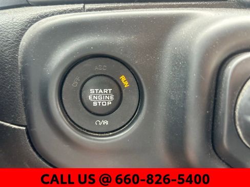 Used 2019 Jeep Wrangler Unlimited Sahara w/ Uconnect 4C Nav & Sound Group AWD/4WD image 14