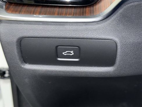 Used 2025 Volvo V60 B5 Cross Country Plus image 27