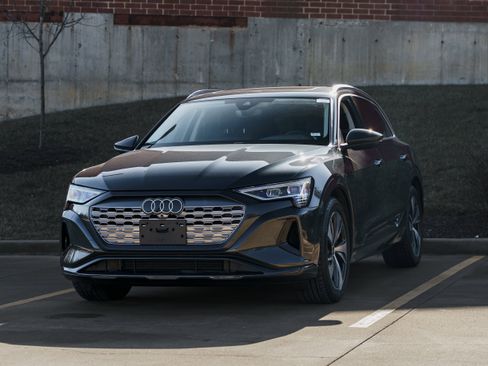 Certified 2024 Audi Q8 e-tron Premium Plus image 7