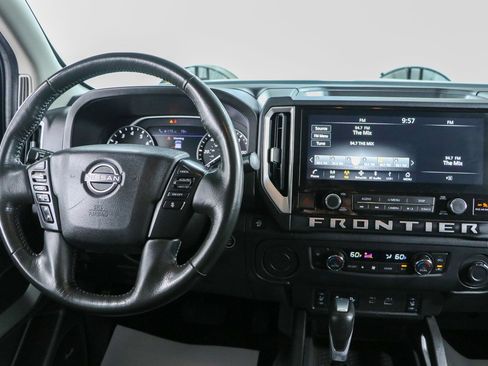 Used 2025 Nissan Frontier SV w/ SV Convenience Package RWD image 17