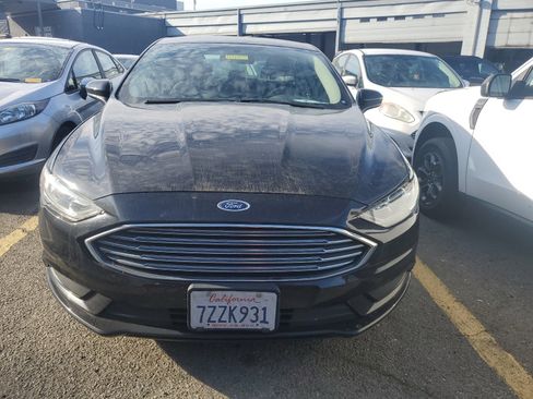 Used 2017 Ford Fusion SE w/ Fusion SE Technology Package image 2