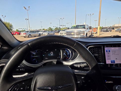 Used 2022 Chrysler Pacifica Touring-L w/ Uconnect Theater Family Group FWD image 24