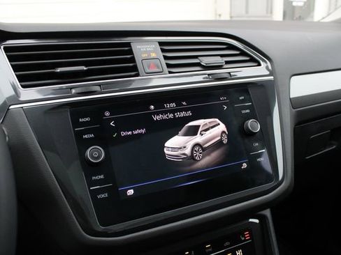 Used 2024 Volkswagen Tiguan SE w/ Panoramic Sunroof Package image 17