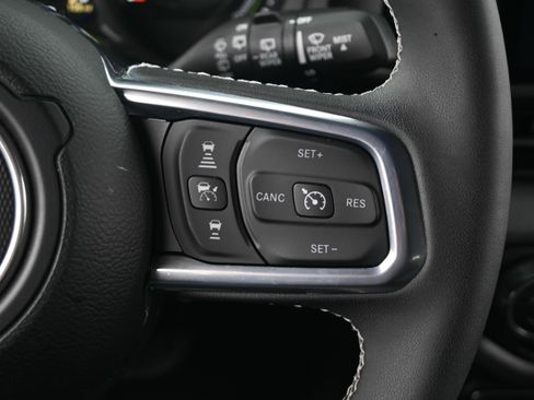 Used 2025 Jeep Wrangler Unlimited Sahara w/ Safety Group AWD/4WD image 19