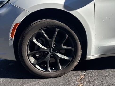 Used 2024 Chrysler Pacifica Limited w/ S Appearance Package image 29