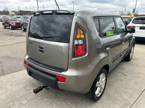 Used 2010 Kia Soul + image 5
