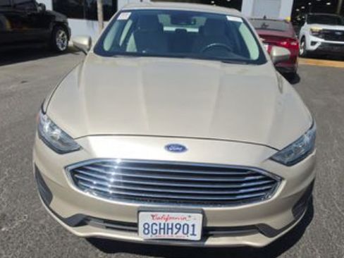 Used 2019 Ford Fusion SE FWD image 2