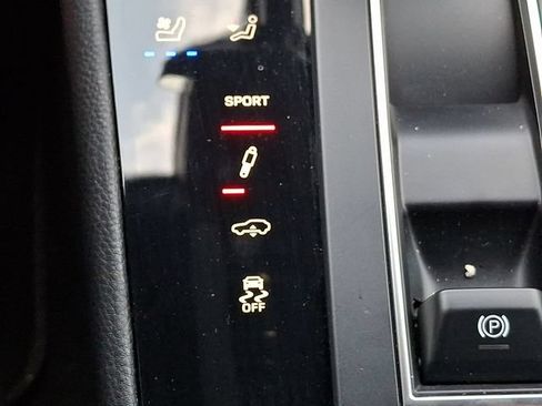 Certified 2024 Porsche Macan S AWD/4WD image 25
