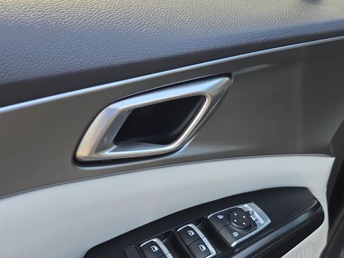 Used 2023 Kia Carnival LX FWD image 19