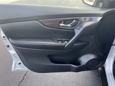 Used 2018 Nissan Rogue SV image 11