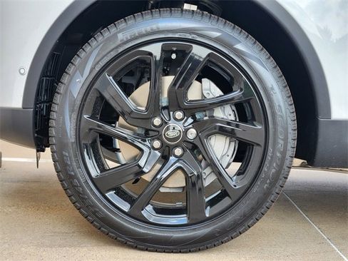 Used 2025 Land Rover Discovery S image 7