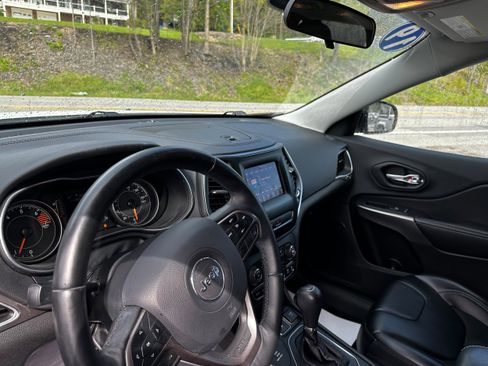 Used 2019 Jeep Cherokee Latitude Plus w/ Cold Weather Group AWD/4WD image 24