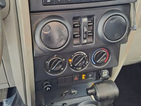 Used 2007 Jeep Wrangler Unlimited Sahara w/ Dual Top Group RWD image 20