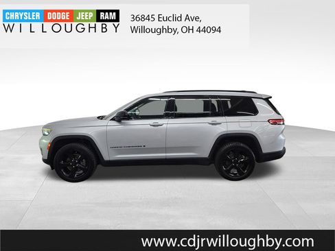 Used 2023 Jeep Grand Cherokee L Limited w/ Black Appearance Package AWD/4WD image 5