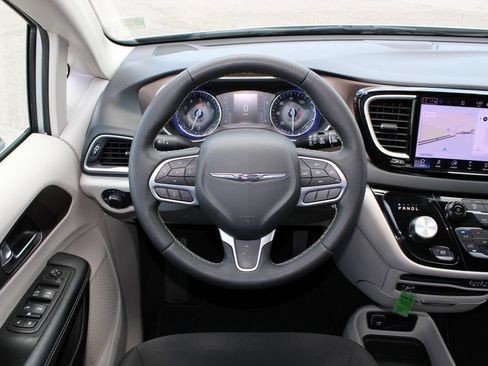 Used 2024 Chrysler Voyager LX FWD image 9