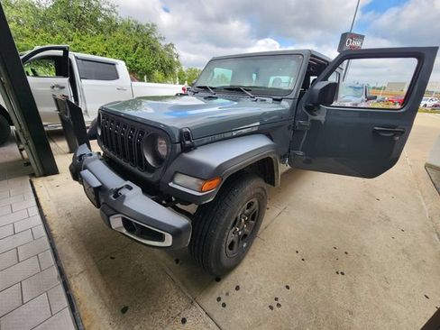 Used 2025 Jeep Gladiator Sport AWD/4WD image 3