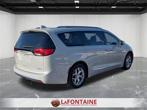 Used 2017 Chrysler Pacifica Limited w/ UConnect Theater Package image 5