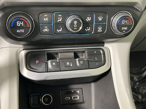 Used 2023 GMC Acadia SLT image 16