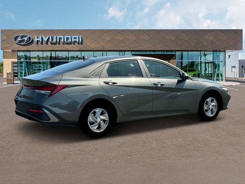 New 2025 Hyundai Elantra SE image 8