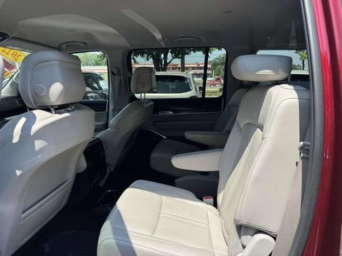 Used 2022 Jeep Wagoneer Series III w/ Flexible Seating Group AWD/4WD image 9
