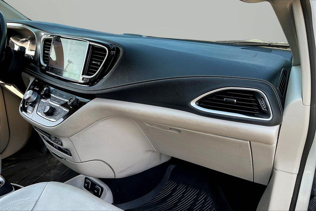 Used 2021 Chrysler Pacifica Touring-L w/ Uconnect Theater Family Group FWD image 27