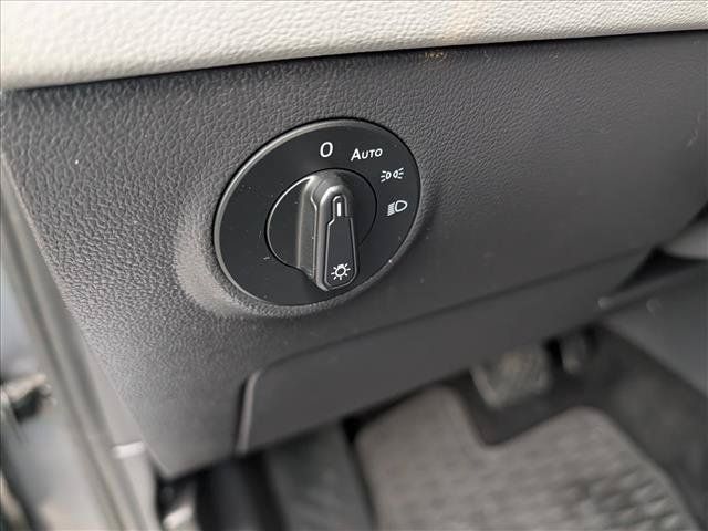 Certified 2023 Volkswagen Taos SE w/ Panoramic Sunroof Package FWD image 31