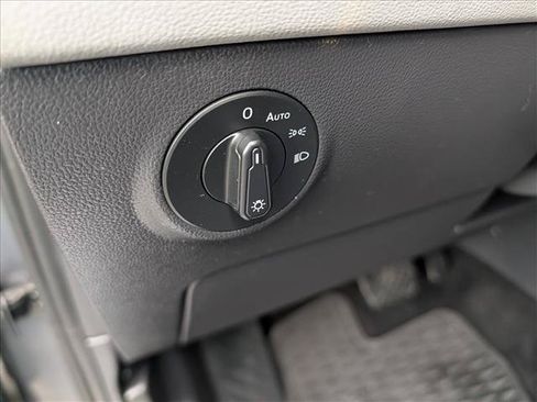 Used 2023 Volkswagen Taos SE w/ Panoramic Sunroof Package FWD image 31
