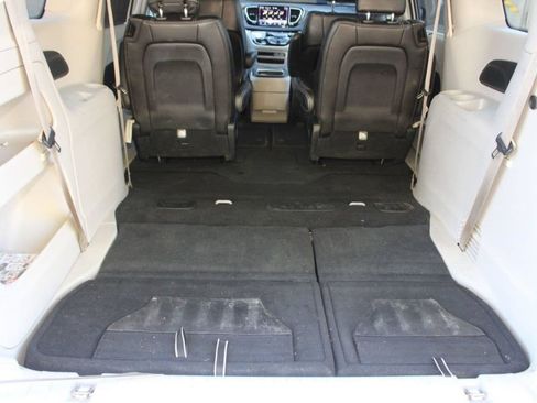 Used 2024 Chrysler Pacifica Touring-L FWD image 13