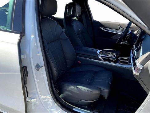 Used 2025 BMW 760i xDrive w/ Premium Package image 28