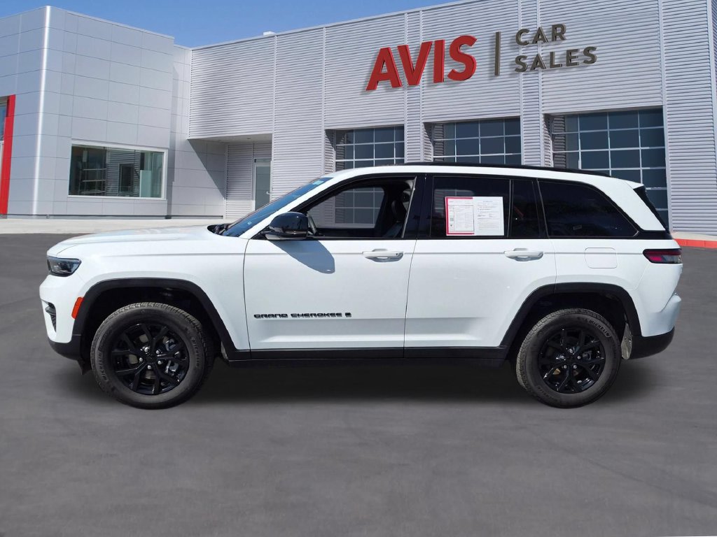 Used 2025 Jeep Grand Cherokee Altitude AWD/4WD image 10