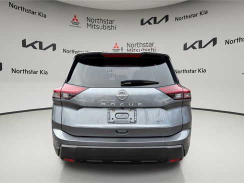 Used 2024 Nissan Rogue SV image 3