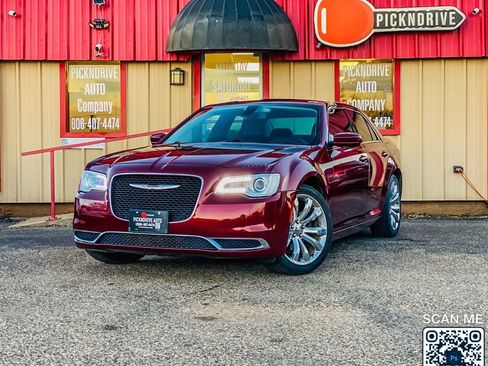 Used 2018 Chrysler 300 Touring L image 2