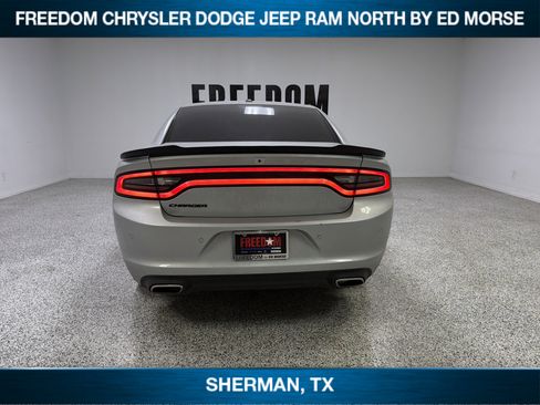 Used 2022 Dodge Charger SXT w/ Blacktop Package RWD image 5