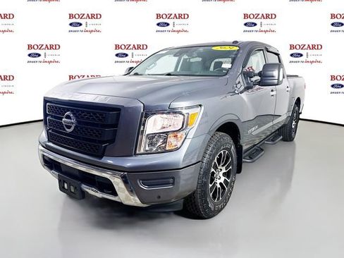 Used 2021 Nissan Titan SV w/ SV Convenience Package image 4